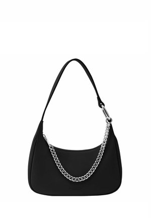 Schwarze Schultertasche aus glattem Material mit geschwungenem Design, einem einzigen Tragegurt und einem silbernen Kettenakzent an der Vorderseite.