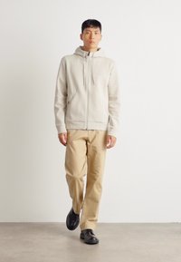 BOSS SAGGY - Majica s kapuljačom i patentnim zatvaračem - light beige