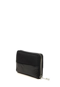 Portafoglio nero con zip, realizzato in un tessuto esterno liscio e una sezione inferiore testurizzata. Presenta una zip argentata e una forma rettangolare compatta.