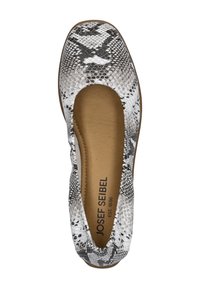 Zapato plano con parte superior de estampado de serpiente texturizado en blanco y negro, puntera redonda, plantilla acolchada y diseño ligero. Logo de la marca en la plantilla.
