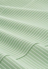Tissu vert clair avec des rayures blanches alternées, présentant une surface lisse et texturée et une qualité légèrement extensible.