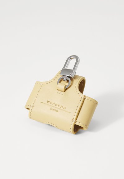 Gelber Leder-Schlüsselhalter mit einem silbernen Karabiner, geprägtem Markennamen und glatter Textur. Verfügt über abgerundete Kanten und sichtbare Nähte.