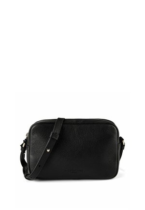 Czarna torebka na ramię z teksturowanej skóry z regulowanym paskiem i zamkiem błyskawicznym na górze, o prostokątnym kształcie, z logo z przodu.