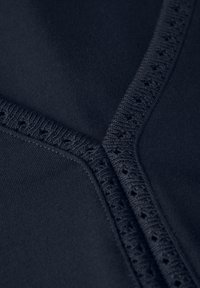 Tessuto in tinta unita blu navy con una finitura liscia, caratterizzato da una cucitura decorativa con piccoli fori e un complesso motivo di maglia.