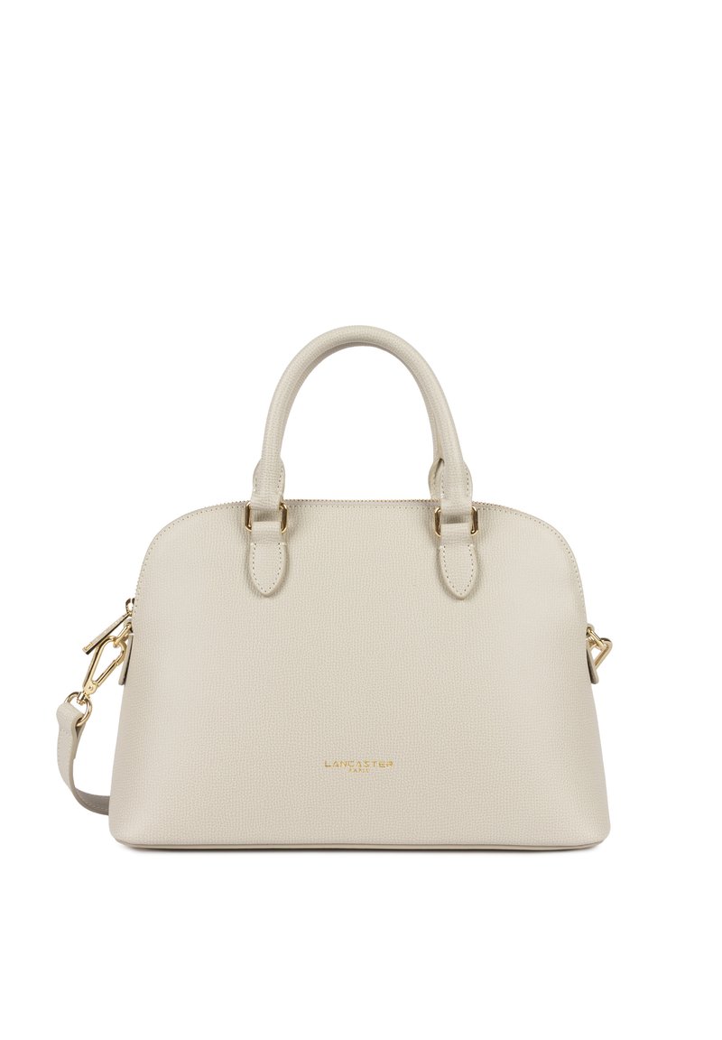 Sac à main en simili cuir de couleur crème, de forme arrondie, avec deux poignées et une bandoulière ajustable. Accents en métal doré.