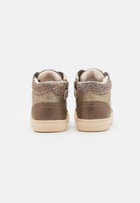 Braune High-Top-Sneaker mit strukturiertem Leopardenmuster und Glitzerakzenten, ausgestattet mit einem kuscheligen Innenfutter und einer Gummisohle.