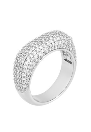Bague en argent avec un large anneau incrusté de nombreuses petites pierres rondes étincelantes, créant une surface texturée et scintillante.