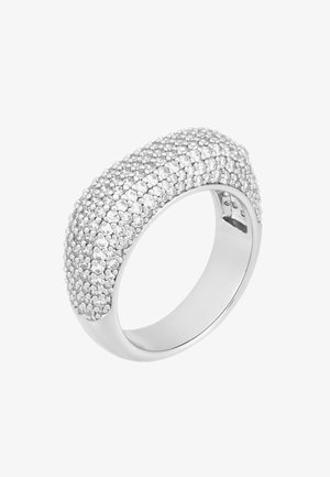 Zilveren ring met een brede band bezet met meerdere kleine, fonkelende ronde stenen, die een gestructureerd, glinsterend oppervlak creëren.