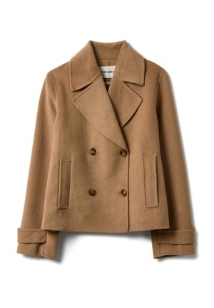 Abrigo marrón de lana con doble botonadura, cuello con solapa, dos bolsillos delanteros y detalles de botones. Tela texturizada con detalle de puños doblados.