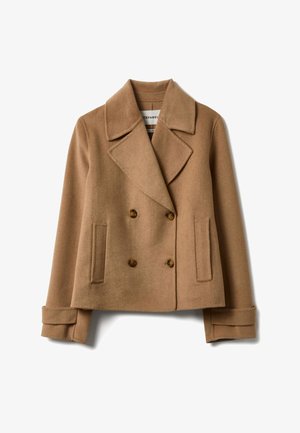 Abrigo marrón de lana con doble botonadura, cuello con solapa, dos bolsillos delanteros y detalles de botones. Tela texturizada con detalle de puños doblados.