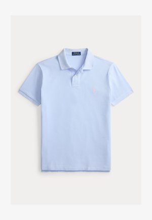 Polo bleu clair à manches courtes avec col, patte à deux boutons et petit logo brodé sur la poitrine gauche.