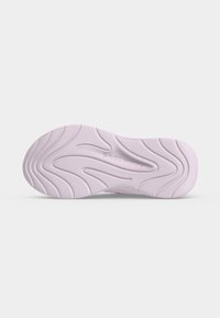 Semelle de chaussure violet clair avec des rainures incurvées et le nom de la marque Skechers en relief au centre.
