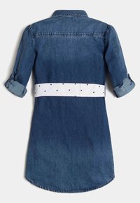 Vestido de camisa de mezclilla con un cuerpo azul oscuro, cuello con solapa, mangas enrolladas y un cinturón de lunares blancos en la cintura; dobladillo curvado.