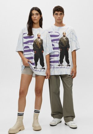 TIE-DYE TUPAC - Triko s potiskem - light blue