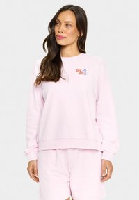 Hanorac de un roz deschis, cu manșete și tiv cu niște dungi, prezentând un grafic mic "soare de mare" în portocaliu și albastru pe piept. Textură fină.