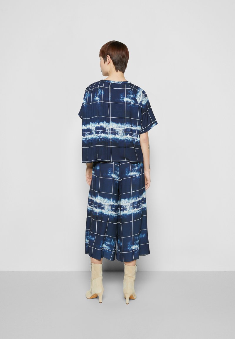 Damen Bekleidung | Henrik Vibskov SMOOTH PLISSÉ BLOUSE T-Shirt print dark blue/dunkelblau - WA09896 Damen Bekleidung | Henrik Vibskov SMOOTH PLISSÉ BLOUSE T-Shirt print dark blue/dunkelblau - WA09896