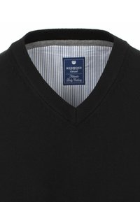 Sort strikket v-hals sweater med ribbet krave og et tekstureret mønster. Mærket viser "REDMOND Casual" på en stribet stofbaggrund.