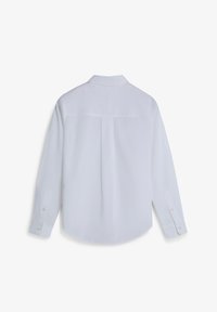 Camisa blanca de manga larga con cuello clásico, puños abotonados y yugo trasero. Está hecha de una tela suave con un sutil brillo.