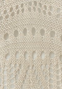 Spitzenstoff in Off-White mit komplizierten offenen Mustern, die Diamant- und Ovalformen zeigen, zarter Textur und gleichmäßigen Stichen.