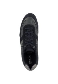Sneaker grigio scuro realizzato in materiali scamosciati e in pelle, con punta rotonda, design con lacci e suola in gomma. Presenta un logo sul lato e dettagli a contrasto.