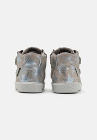 Grå semskede høyhælte sneakers med lys blå stjerne mønster, borrelåslukking, strukturerte fôr og hvit gummisåle.