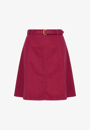 Weinroter A-Linien-Rock mit abgesteppten Paneelen und passendem Gürtel mit goldener Schnalle, dargestellt auf weißem Hintergrund.