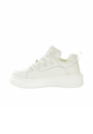 Białe sneakersy niskie z grubą podeszwą, sznurowanym przodem, wyściełanym kołnierzem i pętelką na pięcie, pokazane w profilu bocznym na białym tle.