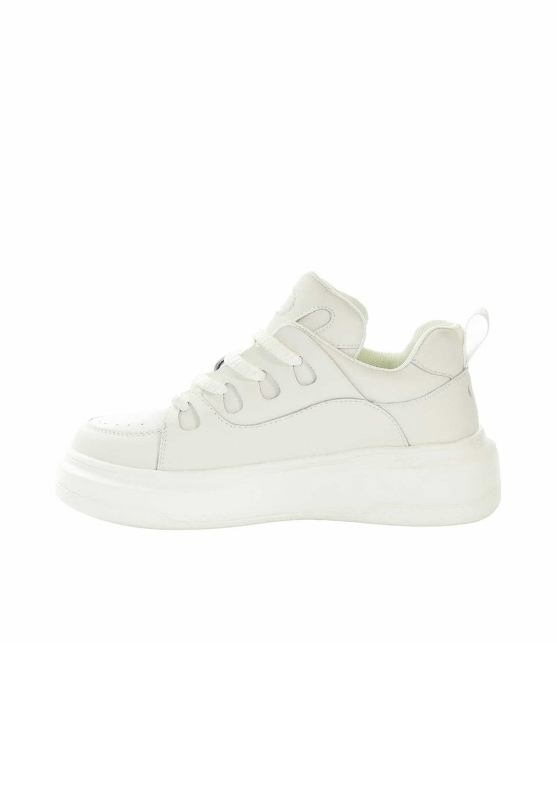 Białe sneakersy niskie z grubą podeszwą, sznurowanym przodem, wyściełanym kołnierzem i pętelką na pięcie, pokazane w profilu bocznym na białym tle.