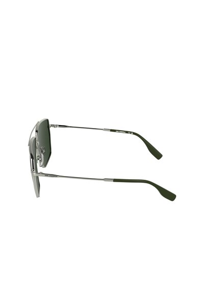 Lunettes de soleil rectangulaires à monture argentée avec des verres vert foncé et des embouts de branches verts, vue de profil latéral montrant le nom de la marque sur la monture.