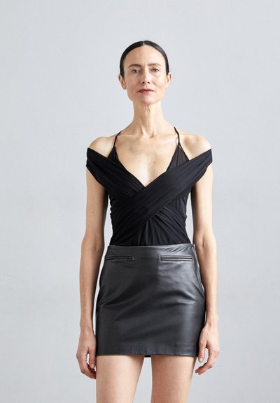 032c DRAPED SWAN EVENING - T-shirt con stampa - black