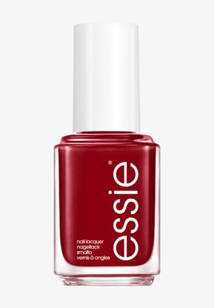 Rote Essie Nagellackflasche mit weißem Verschluss und Markenname, der vertikal auf der Vorderseite des quadratischen Glasbehälters aufgedruckt ist.