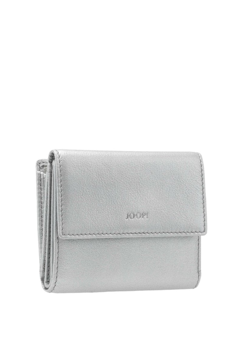 Denarnica iz srebrnega usnja z gladko teksturo, s preklopnim dizajnom in vtisnjenim logotipom. Kompaktne oblike z urejenimi šivi.