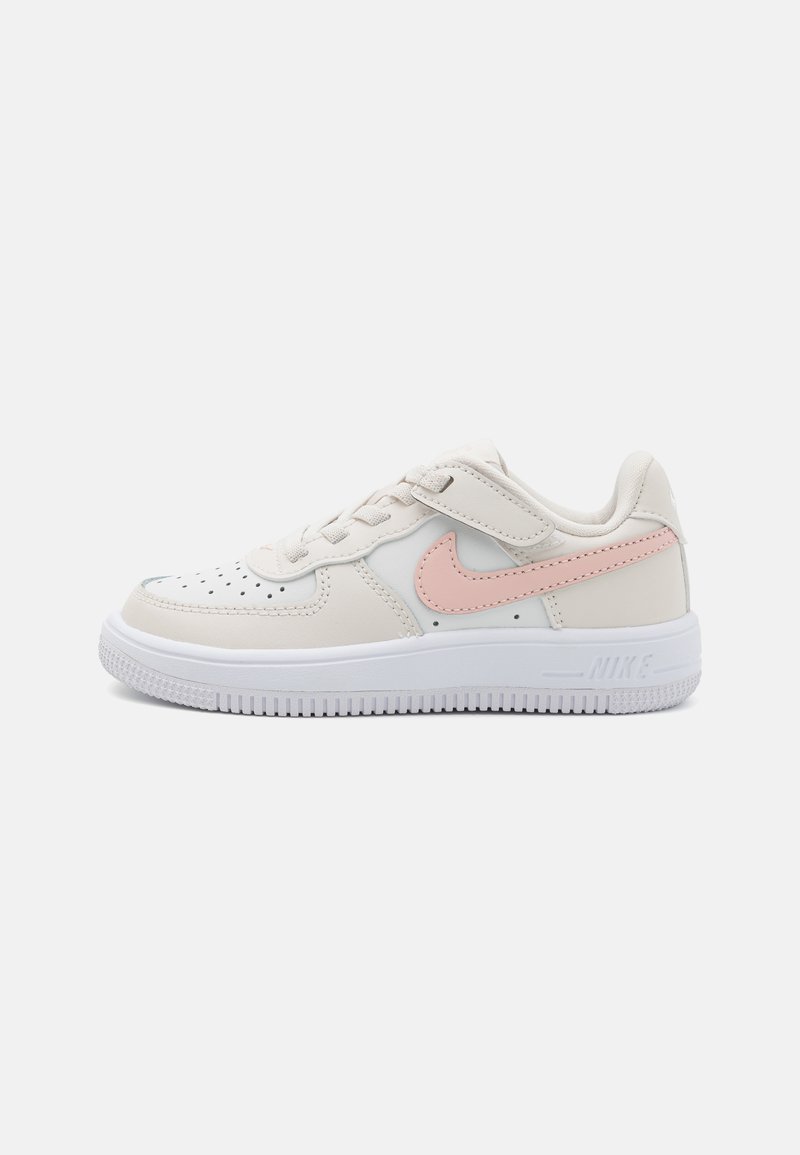 Nike Air Force 1 Sneaker in hellbeige und pink, mit einem Obermaterial aus glattem Leder, perforierter Zehenbox und weißer Gummisohle.