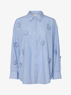 Sininen ja valkoinen raidallinen paita, jossa on kaulus, kangaskukkaa esittävät aplikaatiot ja pitkät hihat, valmistettu kevyestä puuvillamateriaalista.