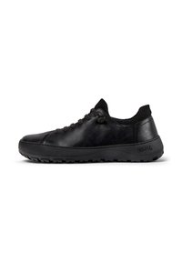 Zapatilla de cuero negra con punta redondeada, cordones planos y cuello texturizado. Suela de goma flexible con patrón de agarre y detalle del logo en relieve.