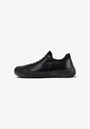 Sneaker in pelle nera con punta arrotondata, lacci piatti e colletto testurizzato. Suola in gomma flessibile con motivo antiscivolo e dettaglio del logo impresso.