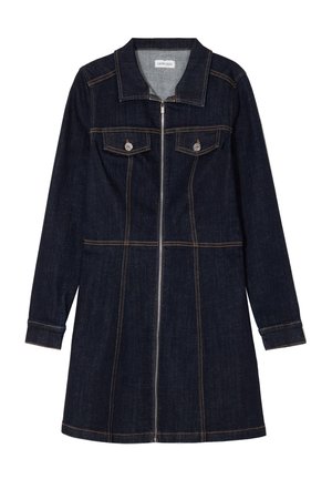 Giacca in denim scuro con colletto, chiusura frontale con zip e due tasche sul petto. Presenta cuciture a contrasto e maniche lunghe.