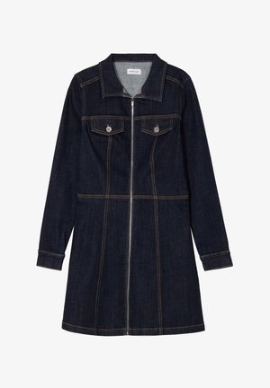 Giacca in denim scuro con colletto, chiusura frontale con zip e due tasche sul petto. Presenta cuciture a contrasto e maniche lunghe.