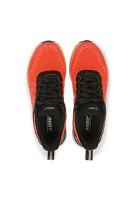 Scarpe da ginnastica di un brillante arancione con lacci neri, parte superiore in rete testurizzata, suola ammortizzata e un'ansa sul tallone per indossarle facilmente.