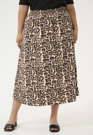 Jupe midi en imprimé léopard beige et noir. Taille élastique, fente latérale, texture lisse, avec des sandales à talons blocs noires.