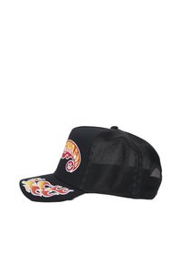 Gorra negra con parte trasera de malla, con llamas bordadas en naranja y amarillo en el visor y un logo redondo en rojo y blanco en la parte delantera.