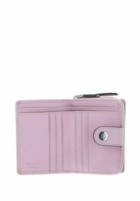 Portefeuille en cuir rose clair avec une finition texturée. Comprend plusieurs emplacements pour cartes, une fermeture éclair et un détail circulaire en métal argenté.