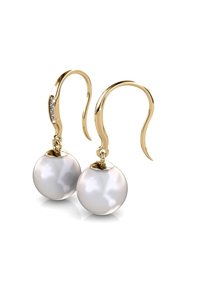Orecchini color oro presentano due perle bianche rotonde con una superficie liscia e lucente. Il design ad uncino include piccoli accenti scintillanti.