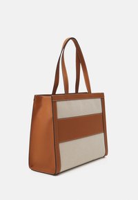 Sac fourre-tout en cuir marron et toile beige avec deux poignées supérieures, forme rectangulaire, panneaux contrastants et détails de coutures apparentes.