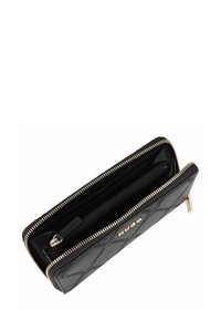 Portafoglio in pelle nera con design trapuntato, hardware dorato, doppi scomparti con zip e logo. Esterno testurizzato con fodera interna liscia.