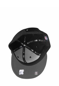 Casquette de baseball noire avec une visière grise et un intérieur doublé en tissu noir, comportant le logo "9FIFTY" et l'insigne de la NFL sur le côté.