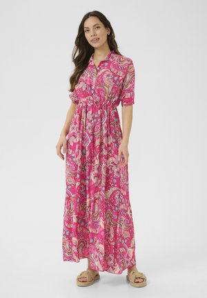 Maxi-jurk in helder roze, met een paisleypatroon in goud en blauw. Het heeft een knoopsluiting aan de voorkant, korte mouwen en een cinched taille.