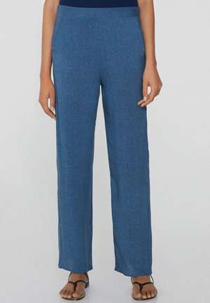 Pantalones de tiro ancho en denim azul, fabricados en tejido ligero, con un acabado texturizado, cintura elástica y largo hasta los tobillos, sin bolsillos visibles.
