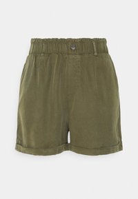 Short taille haute vert olive avec taille élastique, fermeture par bouton, passants de ceinture et ourlet roulé.