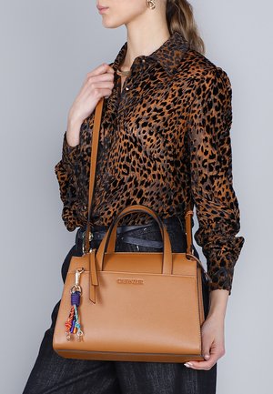 Borsa in pelle color cuoio con un design strutturato, manici superiori e una tracolla removibile. Presenta accenti di charm colorati e una marchiatura impressa.